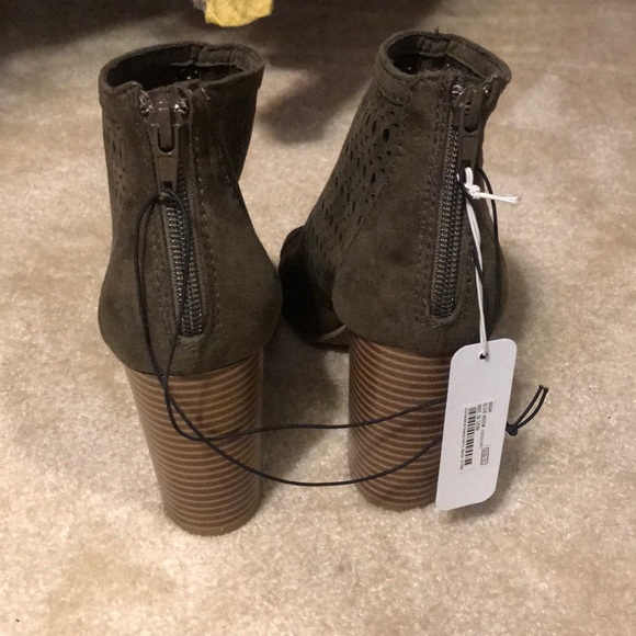 Heels - Picture 2 of 5